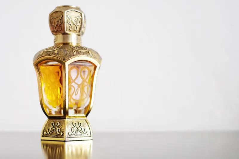 Różnorodność aromatów w perfumach arabskich: Od słodkich i korzennych po drzewne i kwiatowe nuty